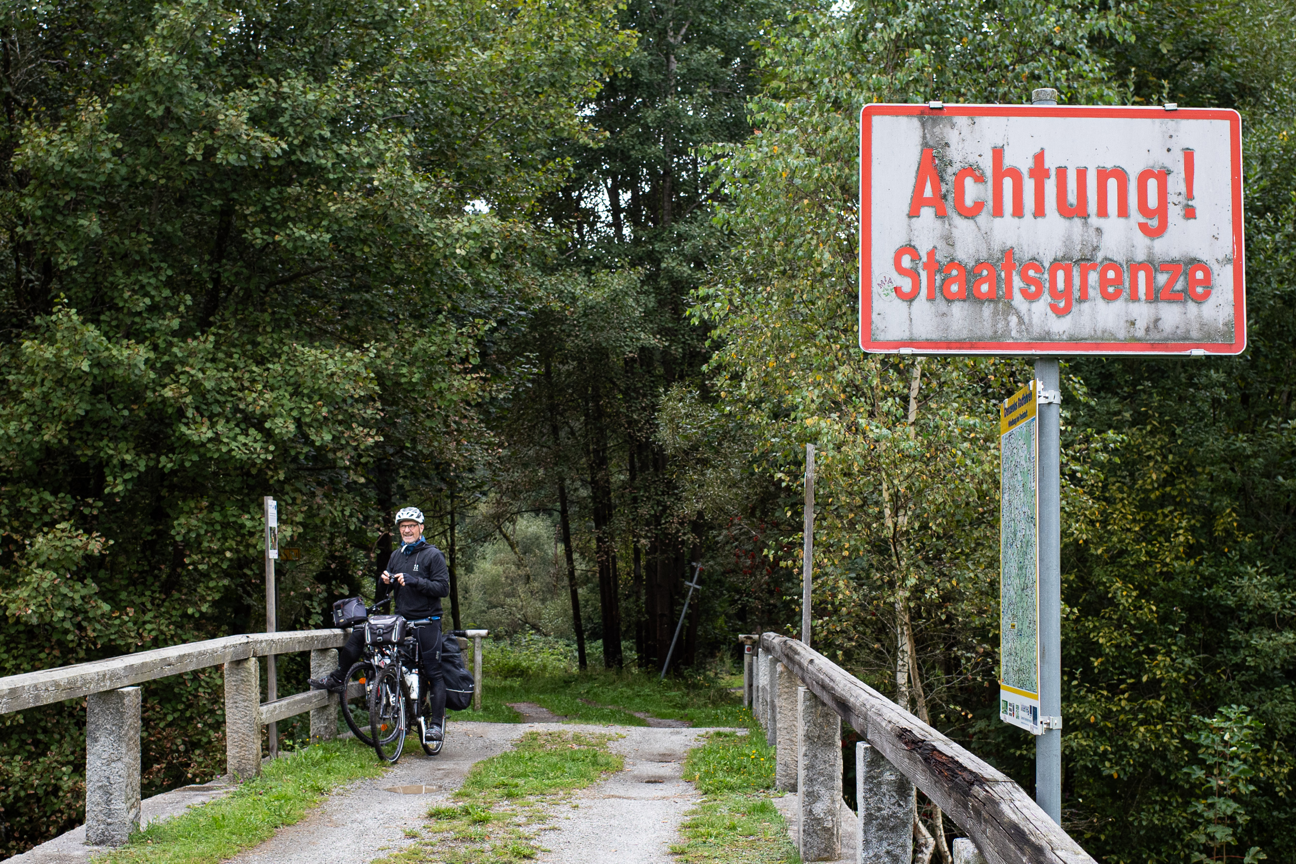 „Achtung! Staatsgrenze“ – Übertritt nach Österreich bei der Steinernen Brücke